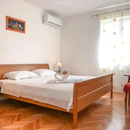 Goli Komiza